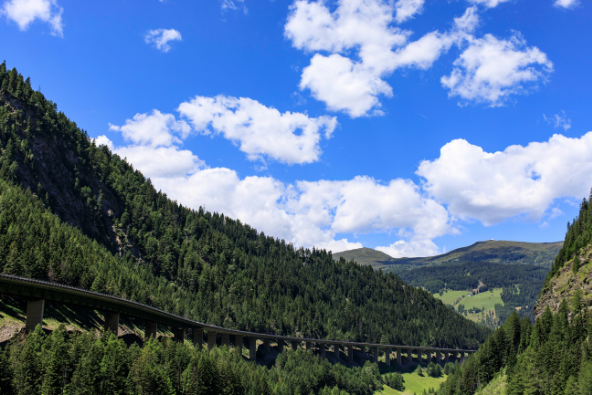 De brennerpas in groen landschap