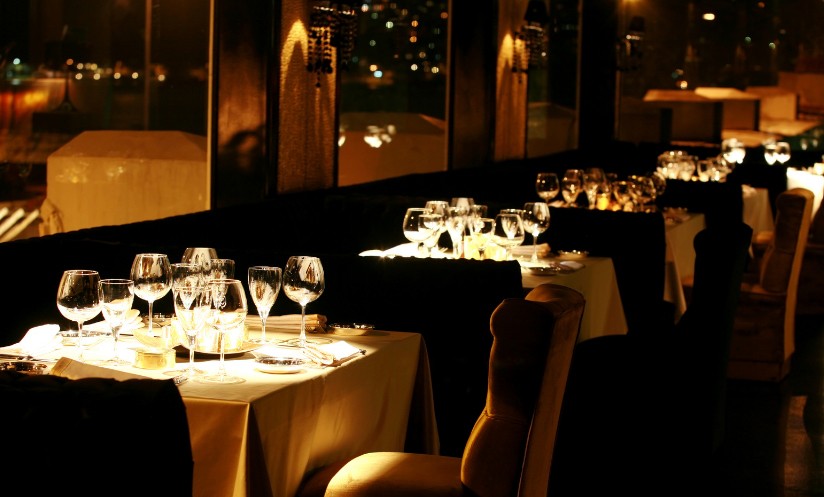 Meerdere luxe tafels in een sfeervol leeg restaurent