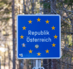 Grensbord met de overgang van Oostenrijk