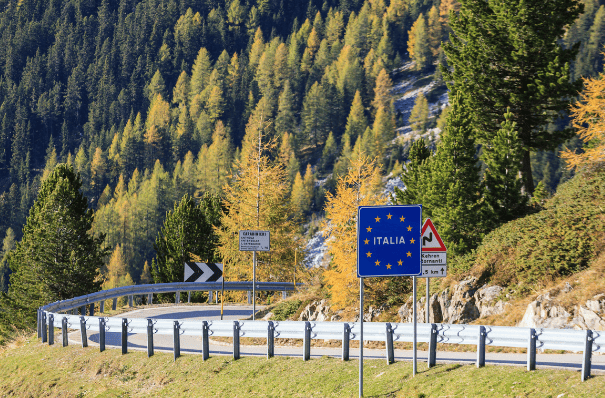 Een binnenlandse grensovergang naar Italië met een bord
