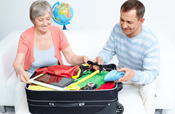 Een ouder stel pakt netjes hun koffer in