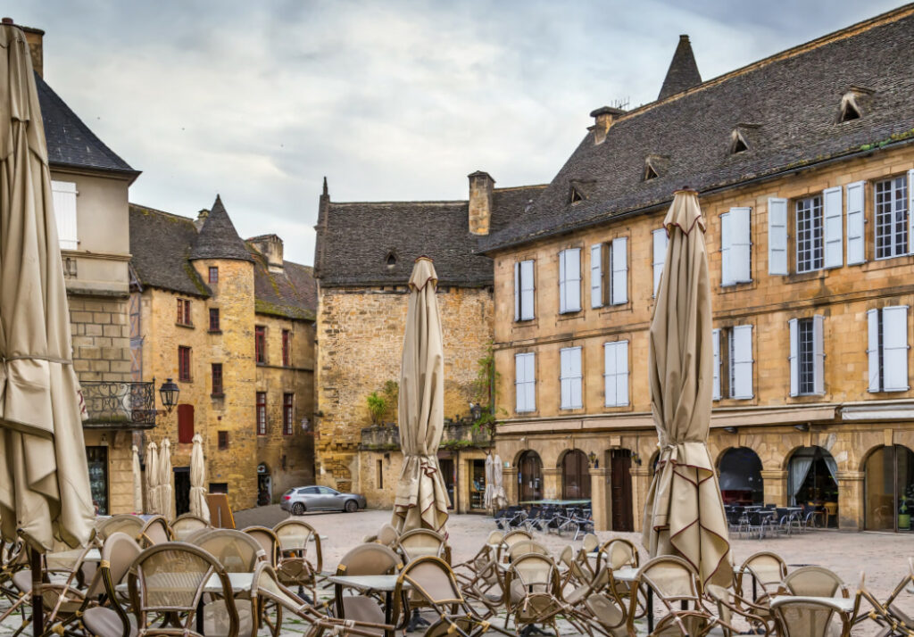 Roadtrip Frankrijk Sarlat terrasjes in centurm