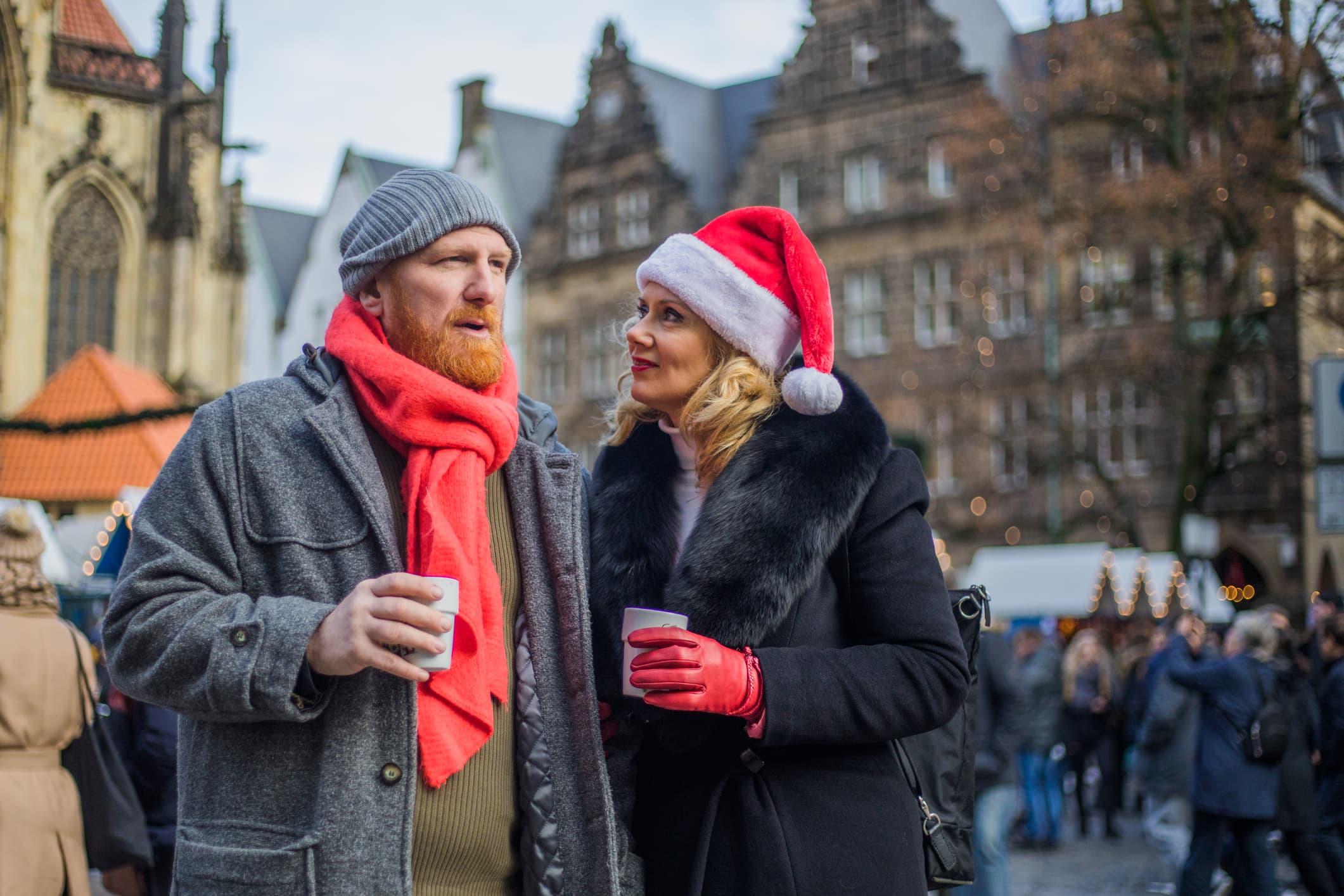 Mooie man en vrouw Xmas toeristische paar in Duitsland met Kerstmis