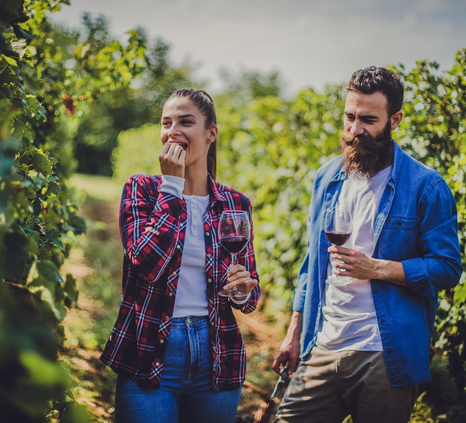 Stel geniet op wijngaard tijdens roadtrop 2025
