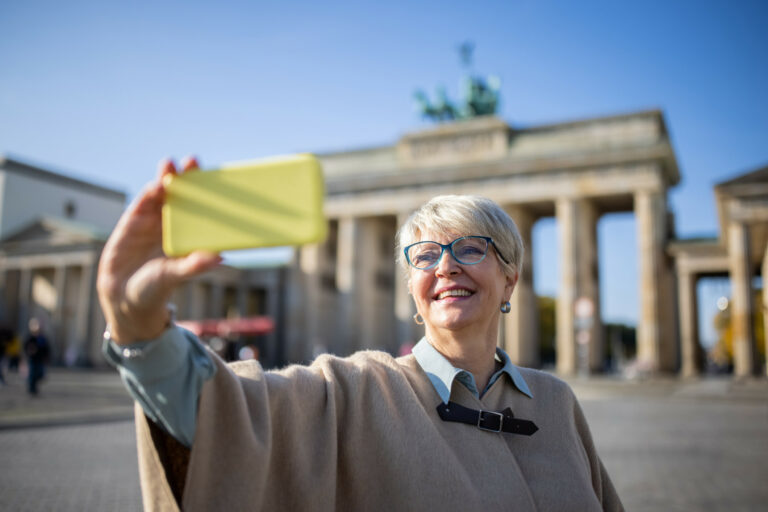 De reiziger van de vrouw in Berlijn die selfies neemt