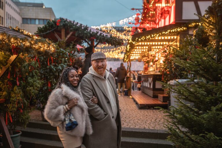 Volkswagen ID.4 elektrische SUV rijdt door bergachtig landschap tijdens roadtrip