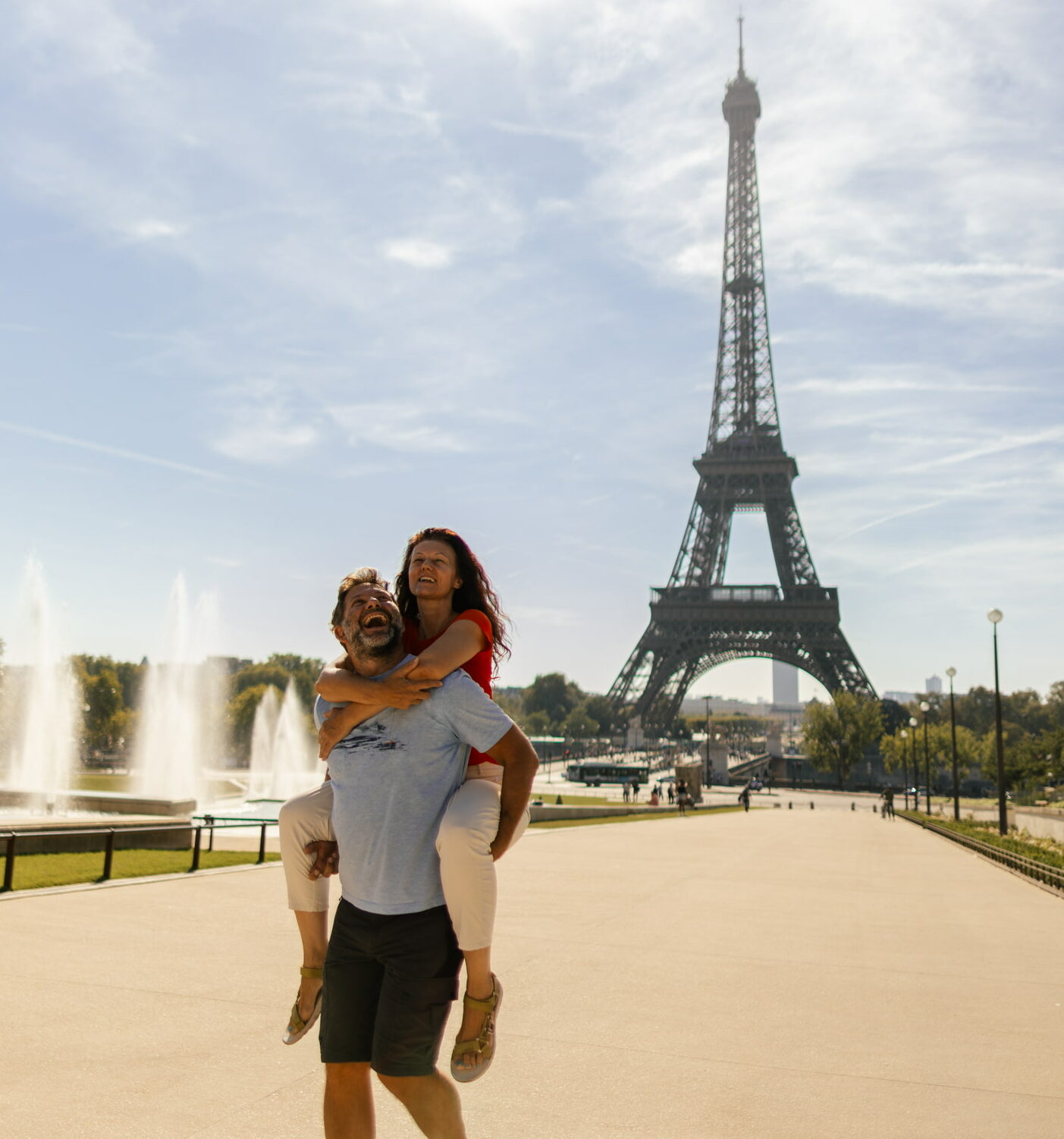 Husband and wife in front of the Eiffel tower