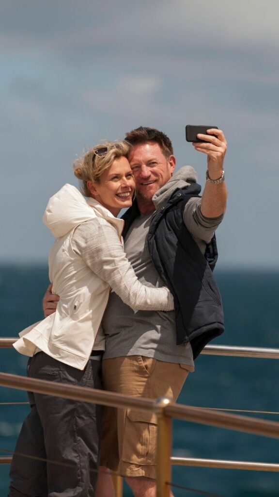 Stel maakt selfie tijdens ontspannen ferryreis