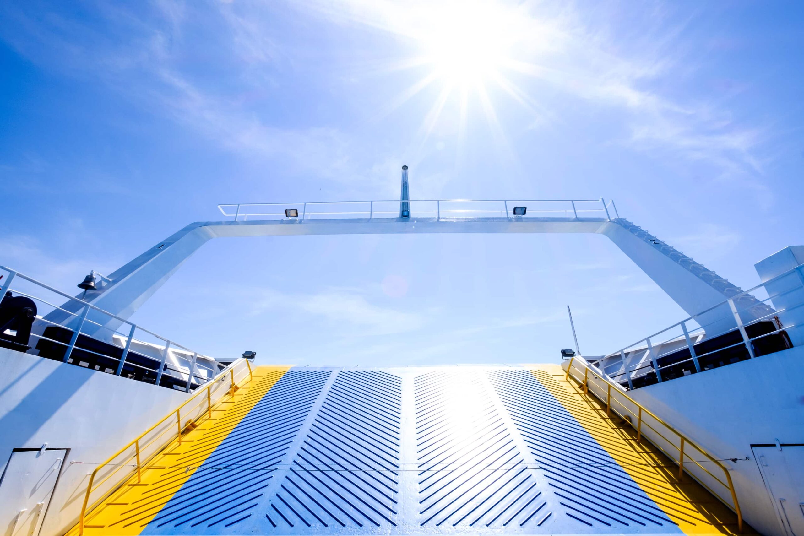 Auto’s aan boord via de ferry-oprit onder stralende zon