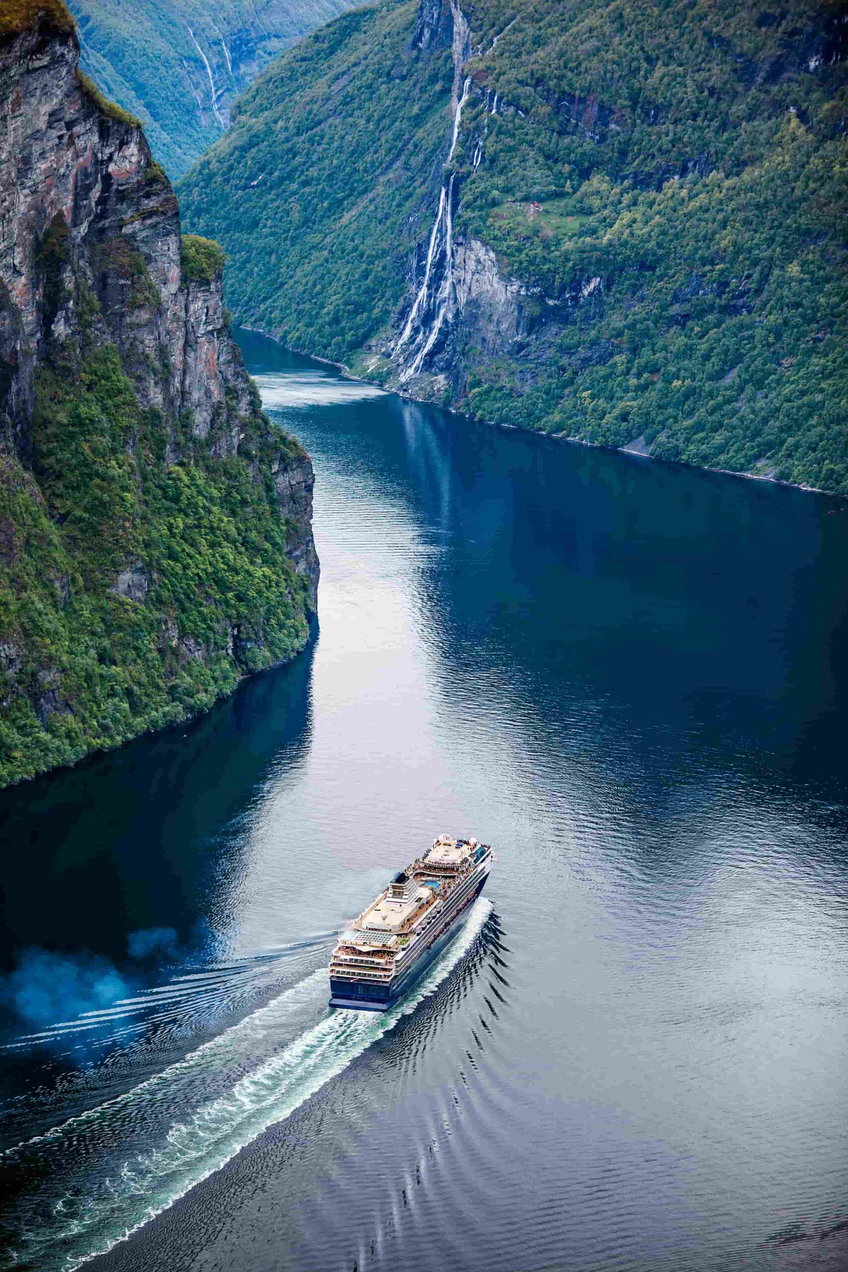 Ferry door de Noorse fjorden met spectaculaire watervallen