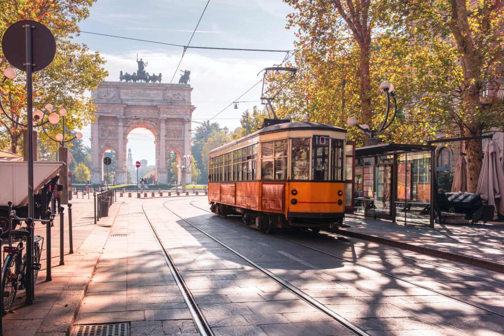 Beroemde vintage tram in Milaan, Lombardia, Italië